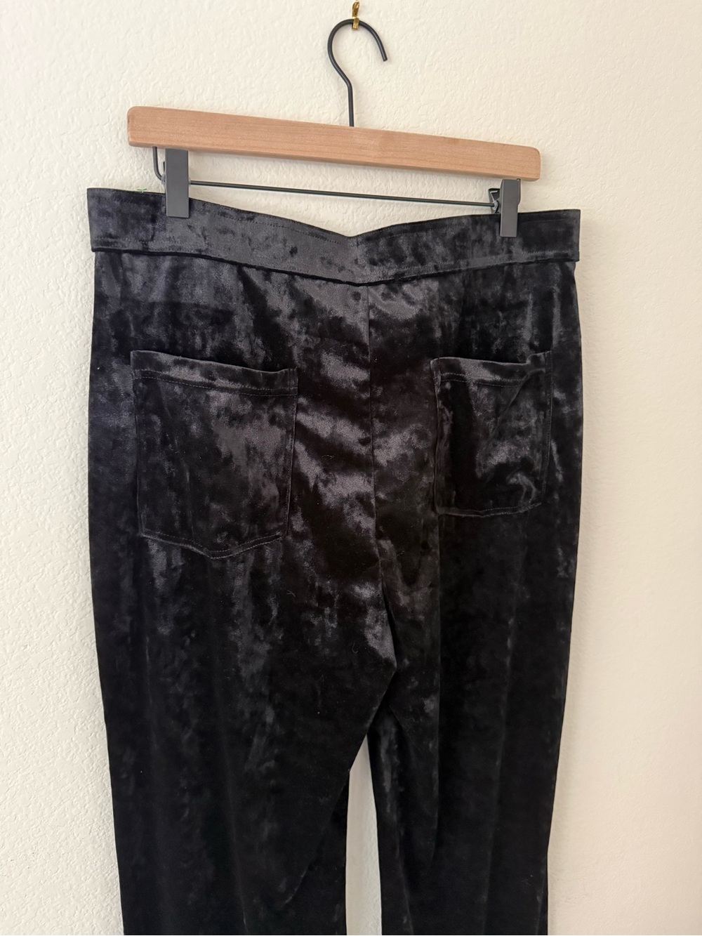 Halara NWT Black velvet wide leg trousers with front pockets and button detail. - Picture 6 of 14